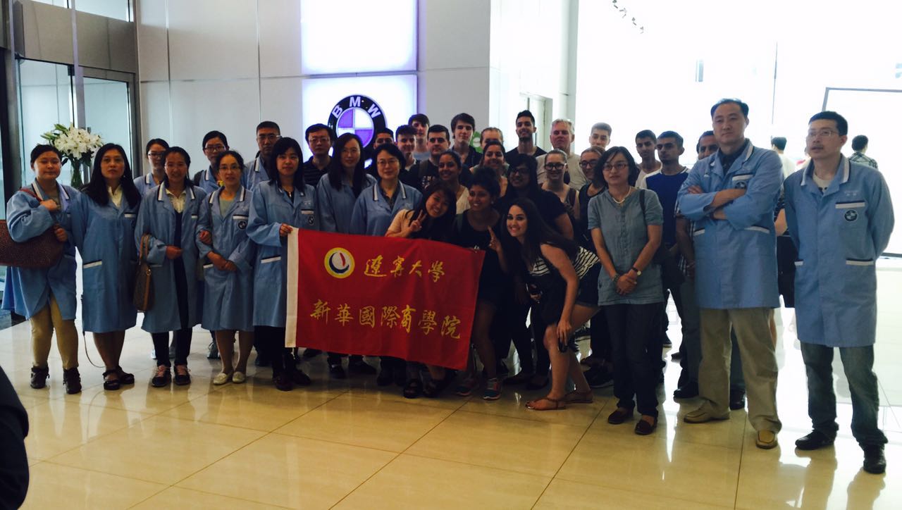 图为全体教职工与学生代表合影