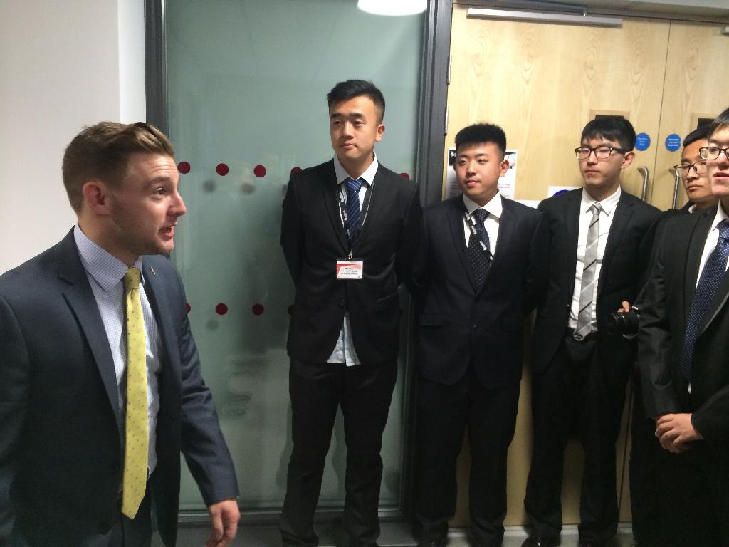 德蒙福特大学加德纳副校长会见足球队