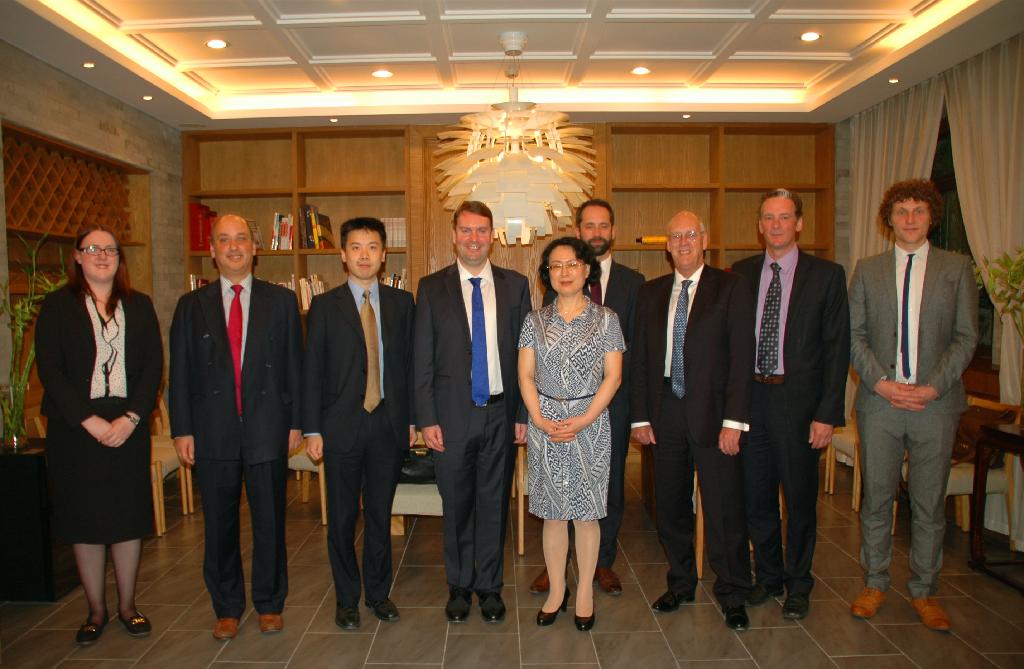 图为曹立华院长与德蒙福特大学校长谢拉德及新华集团执行董事蔡隽思合影